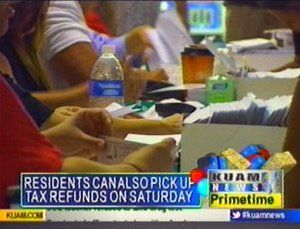 Thousands line-up downtown for refunds