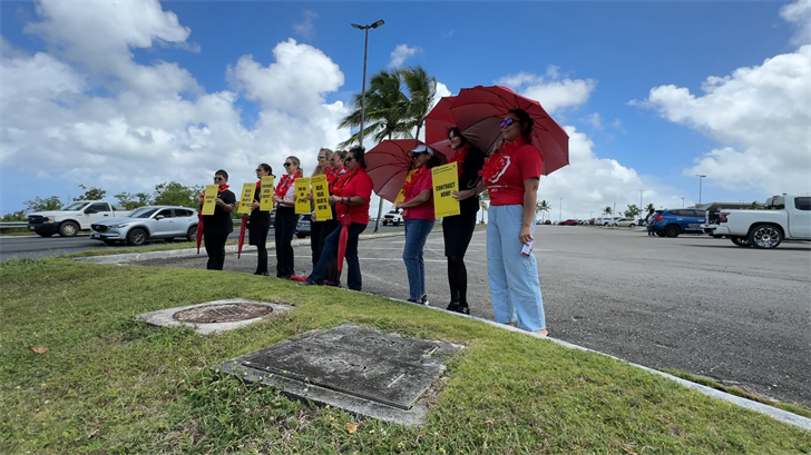 United flight attendants demand higher pay, benefits