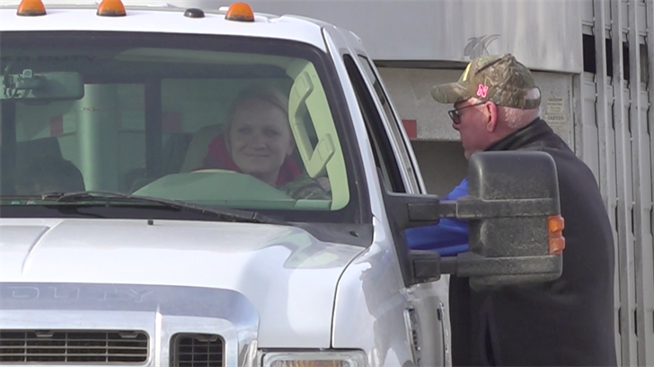 Neighbors haul 30 trailers of cattle to sale barn for late farmer's family