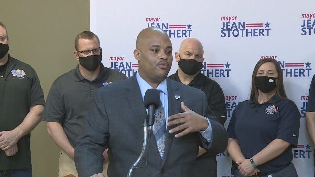 City's police union backs Stothert, Federation of Labor sides with Neary